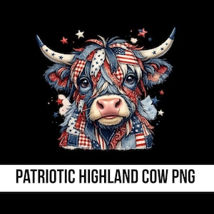 Puede incluir: Ilustración digital de una vaca de las Tierras Altas con pelaje de patchwork patriótico en rojo, blanco y azul. La vaca tiene ojos grandes, una nariz rosada y cuernos curvos con acentos de estrellas. El texto "PATRIOTIC HIGHLAND COW PNG" está en la parte inferior.