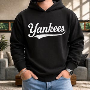 Scritta vintage degli Yankees in stile baseball PNG, tipografia sportiva retrò effetto invecchiato, design classico per magliette da squadra (download digitale)