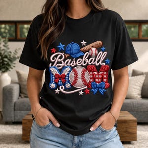 Baseballmamma PNG, kokett rosettbaseballdesign, patriotisk sportmammaskjorta, vintage chenille-lappstil (digital nedladdning)