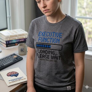 Könnte beinhalten: Graues T-Shirt mit blauem Aufdruck "EXECUTIVE FUNCTION" und einer Ladebalken-Grafik. Darunter steht "LOADING... PLEASE WAIT. THIS MAY TAKE SOME TIME".