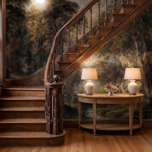 Może przedstawiać: Wielkie drewniane schody z misternymi balustradami i zakrzywioną poręczą. Półokrągły stół podtrzymuje dwie kremowe lampy z beżowymi abażurami. Na ścianie znajduje się mural leśny, tworzący klasyczny wystrój wnętrza.