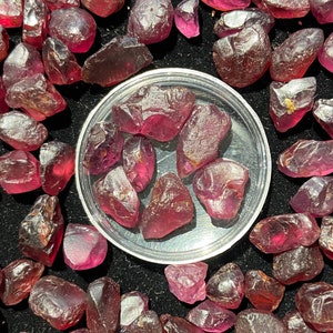 25 carats of Raspberry Rhodolite garnets - gem grade up to 6 carats - randomly picked - Tanzania crystal facet rough