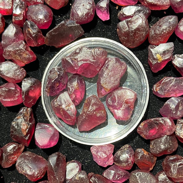 25 carats of Raspberry Rhodolite garnets - gem grade up to 6 carats - randomly picked - Tanzania crystal facet rough