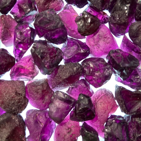 1 piece Grape Garnet facet rough - 5 to 12 carat - randomly picked - Brazil natural - Brazilian purple rhodolite