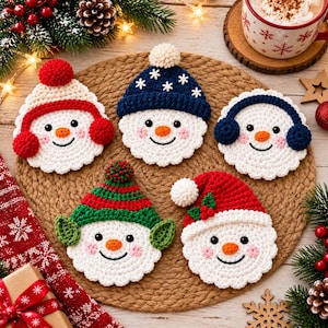 Puede incluir: Cinco posavasos de ganchillo con forma de muñeco de nieve y diversos accesorios de invierno, como un gorro rojo con pompón, un gorro azul con copos de nieve, orejeras azules, un gorro de elfo verde y un gorro de Papá Noel rojo con acebo.