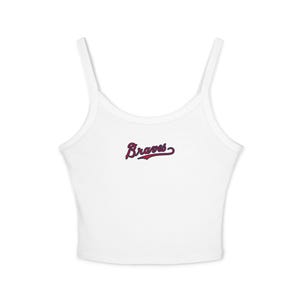 以下が含まれることがあります： 白いリブ編みタンクトップ。肩紐は細めです。「Braves」の文字が胸にバーガンディとネイビーブルーの筆記体で刺繍されています。カジュアルでスポーティーなトップスです。