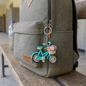 Virkat cykelnyckelringsmönster PDF, Amigurumi cykelväska-berlock, virkad blomkorgcykel, ryggsäck-berlockmönster, digital virkad nedladdning