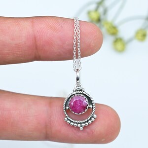 Ronde hanger met robijn en beryl – Boho edelsteen sieraden van 925 sterling zilver