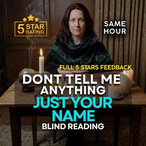 Pode incluir: Uma pessoa sentada a uma mesa de madeira com uma bola de cristal, velas acesas e cartas de tarot. O texto sobreposto diz 5 STAR RATING, SAME HOUR, FULL 5 STARS FEEDBACK, DONT TELL ME ANYTHING JUST YOUR NAME e BLIND READING.