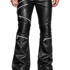 Könnte beinhalten: Schwarze Lederhose mit mehreren silberfarbenen Metallreißverschlüssen an den Oberschenkeln und Knien, gerippten Einsätzen über den Knien, einem Knopfverschluss und einem ausgestellten Beinverlauf. Der Text "URBAN RIDER LEATHER" steht unten.
