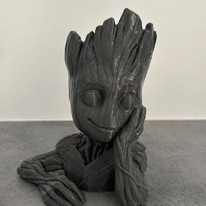 Puede incluir: Un juego de tres tazas de cerámica con un acabado mate moteado. Las tazas son de color crema, gris claro y gris oscuro. Cada taza tiene un diseño simple y minimalista y un asa redondeada.