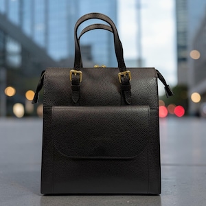 Peut inclure: Ensemble de trois tasses en céramique avec une finition mate et mouchetée. Les tasses sont de couleur crème, gris clair et gris foncé. Chaque tasse a un design simple et minimaliste.