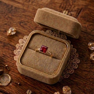 Anello Crimson Legacy con rubino, anello solitario con rubino taglio princess, anello di fidanzamento con pietra portafortuna di luglio, gioiello minimalista con gemma rossa, idea regalo