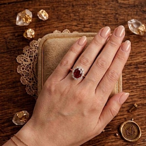 Può includere: Una tazza di ceramica bianca con un manico nero e la scritta "But First, Coffee" in stile scritto a mano. La tazza è su una superficie bianca. La tazza è alta 10 cm.