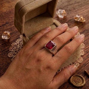 Anillo de rubí rojo para hombre, anillo de rubí con talla esmeralda, anillo llamativo de plata, joyería minimalista y audaz, regalo de anillo de compromiso para él.