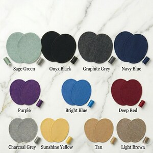 Peut inclure: Diverses sous-verres ronds dans des couleurs variées : vert sauge, noir onyx, gris graphite, bleu marine, violet, bleu vif, rouge profond, gris charbon, jaune soleil, beige et marron clair. Chaque ensemble est accompagné d'une bobine de fil assortie.
