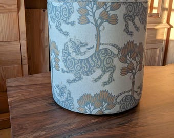 Puf /Reposapiés redondo de madera con tela estampada en tendencia, tapizado a mano, elaboración artesanal en España.
