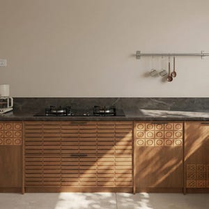 Può includere: Una tazza di ceramica bianca con un manico nero e la scritta "But First, Coffee" in nero, con un carattere a mano. La tazza è su una superficie bianca.