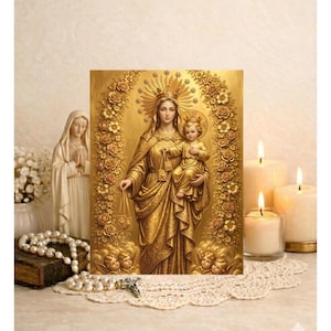 Peut inclure: Une plaque rectangulaire dorée présentant une image en relief d'une femme tenant un enfant, tous deux portant des couronnes. Les personnages centraux sont encadrés par une arche de roses sculptées et des visages de chérubins à la base.