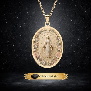 Puede incluir: Un colgante ovalado de tono dorado con un relieve central de la Virgen María rodeado por una corona de flores y estrellas. El texto dice O MARY, CONCEIVED WITHOUT SIN, PRAY FOR US WHO HAVE RECOURSE TO THEE. Se incluye una caja de regalo.