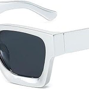 Puede incluir: Gafas de sol plateadas con lentes oscuras. Las gafas tienen forma rectangular con una montura gruesa y patillas rectas. Las lentes son de color gris oscuro y la montura tiene un acabado met&aacute;lico brillante. Las gafas est&aacute;n dise&ntilde;adas para la protecci&oacute;n ocular.