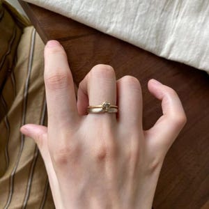 Puede incluir: Un letrero de madera rústica con la frase "Welcome to our home" en letras blancas. El letrero presenta un acabado envejecido y un diseño sencillo y acogedor.