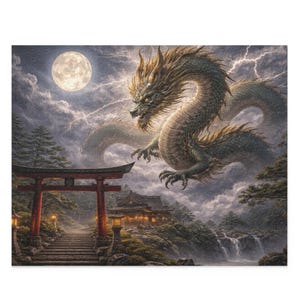 Op de afbeelding: Een fantasie-illustratie van een groene draak die boven een traditionele Japanse tempel en een rode torii-poort zweeft. Een volle maan en bliksem verlichten de bewolkte lucht. Het kunstwerk roept een gevoel van mysterie en kracht op.