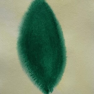 Op de afbeelding: Een aquarel schilderij van een groene blad vorm op een lichtgele achtergrond. Het blad is een diep, rijk groen met een zachte, getextureerde uitstraling, en de randen vervagen in de achtergrond.