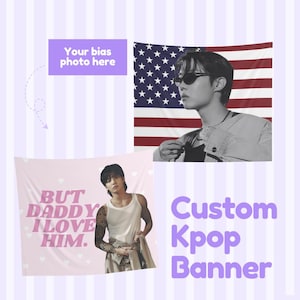 Może przedstawiać: Niestandardowy baner Kpop z dwoma obrazami. Jeden przedstawia czarno-białe zdjęcie osoby w okularach przeciwsłonecznych na tle amerykańskiej flagi. Drugi baner jest różowy z napisem "BUT DADDY I LOVE HIM."