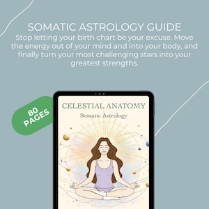 以下が含まれることがあります： 「Celestial Anatomy: Somatic Astrology」というタイトルの本の表紙が表示されたデジタルタブレット。表紙には、天体の要素に囲まれた瞑想する女性が描かれています。「Somatic Astrology Guide」というテキストとその他のテキストが表示されています。緑色のタグには「80ページ」と記載されています。