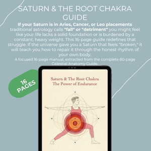 Puede incluir: Una tableta digital muestra la portada de una guía titulada "Saturn & The Root Chakra: The Power of Endurance". La portada presenta a una persona en una postura de yoga con un diagrama de chakra rojo y naranja. El texto superior dice "SATURN & THE ROOT CHAKRA GUIDE."