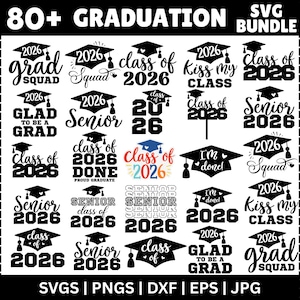 Op de afbeelding: Een digitale SVG-bundel met meer dan 80 afstudeerontwerpen. De collectie bevat verschillende zinnen en afbeeldingen zoals "Class of 2026", "Grad Squad" en afstudeerpetten. Formaten: SVG, PNG, DXF, EPS en JPG.