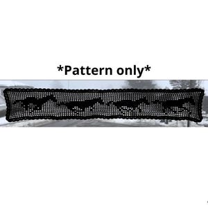 Puede incluir: Patrón de ganchillo negro con un diseño de silueta de caballo repetido. El texto "*Pattern only*" está encima del patrón de ganchillo. El patrón se muestra sobre un fondo borroso.