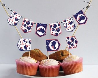 Op de afbeelding: Zes cupcakes versierd met Australische vlaggen. De vlaggen zijn rood, wit en blauw met een kaart van Australië en het woord "Australia".