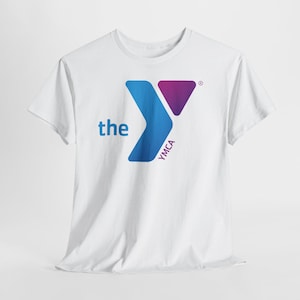 Könnte beinhalten: Weißes T-Shirt mit dem YMCA-Logo. Das Logo zeigt das Wort "the" in Blau, ein stilisiertes "Y" in Blau und Lila und das Wort "YMCA" vertikal in Blau gedruckt.