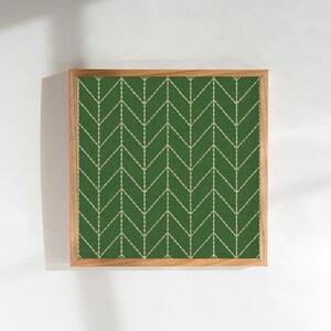 Op de afbeelding: Een rustiek houten bord met de tekst "Welcome to our home" in witte letters. Het bord heeft een verweerde afwerking en een eenvoudig, uitnodigend ontwerp, ideaal voor entree decoratie.