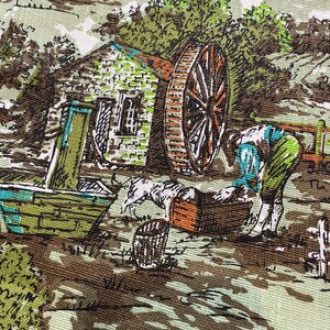 K&ouml;nnte beinhalten: Ein Vintage-Stoff mit einem braunen, gr&uuml;nen und blauen Druck eines Landlebens. Der Druck zeigt ein Wasserrad, ein Geb&auml;ude und eine Person, die neben einem Fass steht.