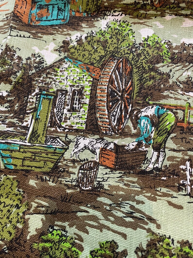 K&ouml;nnte beinhalten: Ein Vintage-Stoff mit einem braunen, gr&uuml;nen und blauen Druck eines Landlebens. Der Druck zeigt ein Wasserrad, ein Geb&auml;ude und eine Person, die neben einem Fass steht.