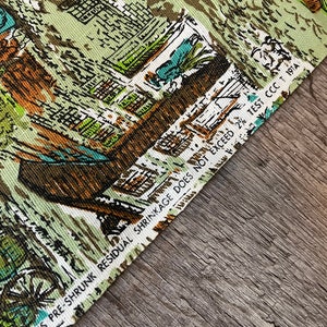 K&ouml;nnte beinhalten: Nahaufnahme eines Stoffes mit einem gr&uuml;n-braun-blauen Muster. Der Stoff hat ein Etikett mit der Aufschrift "LE COLORS PRE-SHRUNK RESIDUAL SHRINKAGE DOES NOT EXCEED 2% TEST CCCT 1914".