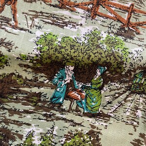 K&ouml;nnte beinhalten: Ein Vintage-Stoff mit einem sich wiederholenden Muster einer l&auml;ndlichen Szene. Der Stoff zeigt einen braunen Zaun, gr&uuml;ne B&auml;ume und zwei Figuren in blau und gr&uuml;ner Kleidung. Der Stoff hat eine strukturierte, gewebte Optik.