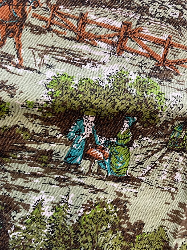 K&ouml;nnte beinhalten: Ein Vintage-Stoff mit einem sich wiederholenden Muster einer l&auml;ndlichen Szene. Der Stoff zeigt einen braunen Zaun, gr&uuml;ne B&auml;ume und zwei Figuren in blau und gr&uuml;ner Kleidung. Der Stoff hat eine strukturierte, gewebte Optik.