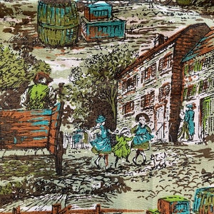 K&ouml;nnte beinhalten: Ein Vintage-Stoff in Braun-, Gr&uuml;n- und Blaut&ouml;nen. Der Stoff zeigt ein sich wiederholendes Muster einer kleinen Stadt mit H&auml;usern, B&auml;umen und Menschen. Es gibt auch F&auml;sser und Kisten im Muster.