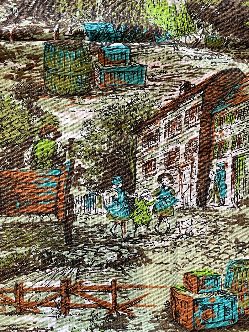 K&ouml;nnte beinhalten: Ein Vintage-Stoff in Braun-, Gr&uuml;n- und Blaut&ouml;nen. Der Stoff zeigt ein sich wiederholendes Muster einer kleinen Stadt mit H&auml;usern, B&auml;umen und Menschen. Es gibt auch F&auml;sser und Kisten im Muster.