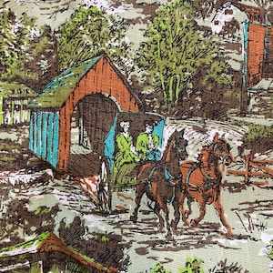 K&ouml;nnte beinhalten: Ein Vintage-Stoff in Braun-, Gr&uuml;n- und Blaut&ouml;nen. Der Stoff zeigt ein sich wiederholendes Muster aus einer Pferdekutsche, einer &uuml;berdachten Br&uuml;cke und B&auml;umen. Der Stoff ist perfekt f&uuml;r Bastelarbeiten, Polsterarbeiten oder Quilten.