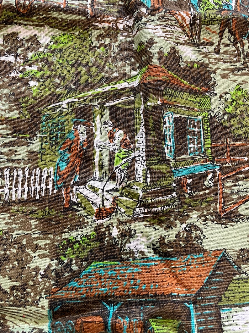 K&ouml;nnte beinhalten: Ein Vintage-Stoff in Braun-, Gr&uuml;n- und Blaut&ouml;nen. Der Stoff zeigt ein sich wiederholendes Muster aus einem kleinen H&auml;uschen mit einem wei&szlig;en Lattenzaun, zwei Figuren, die auf der Veranda stehen, und einer Pferdekutsche.