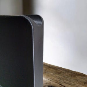 Puede incluir: Un juego de tres tazas de cer&aacute;mica con un acabado mate moteado. Las tazas son en tonos crema, gris claro y gris oscuro. Cada taza tiene un dise&ntilde;o simple y minimalista, perfecto para caf&eacute; o t&eacute;. Las tazas miden aproximadamente 10 cm de alto.