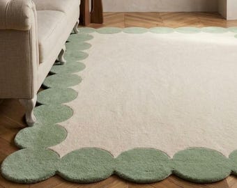 Tapis vert sauge à bordure festonnée | Tapis en laine crème | Tapis bohème à motif floral et bordure nuageuse | Tapis touffeté pour salon | Tapis pour chambre d'enfant | 274 x 366 cm