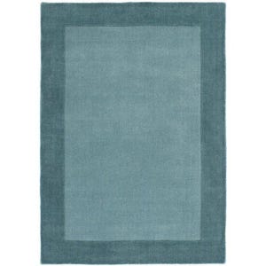 Puede incluir: Una alfombra rectangular con un centro azul verdoso y un borde azul verdoso m&aacute;s oscuro. La alfombra tiene un dise&ntilde;o simple y moderno, adecuado para varios estilos de interior. La textura parece suave y acogedora.