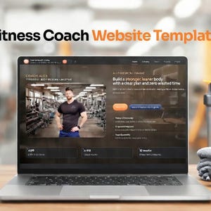 Può includere: Un laptop che mostra un modello di sito web di un allenatore di fitness. Lo schermo mostra un uomo in palestra, con il testo "Build a stronger, leaner body". Una borraccia, un asciugamano e un manubrio sono sul tavolo.