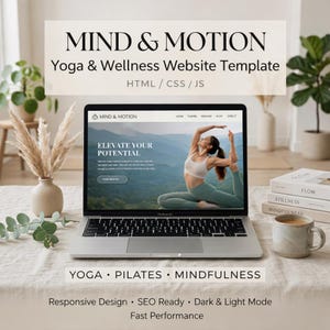 Può includere: Un cartello in legno fatto a mano con la scritta "Welcome" in stile scritto a mano. Il cartello è dipinto di bianco con una finitura invecchiata e presenta un design floreale decorativo nei toni del rosa e del verde. Da appendere al muro.